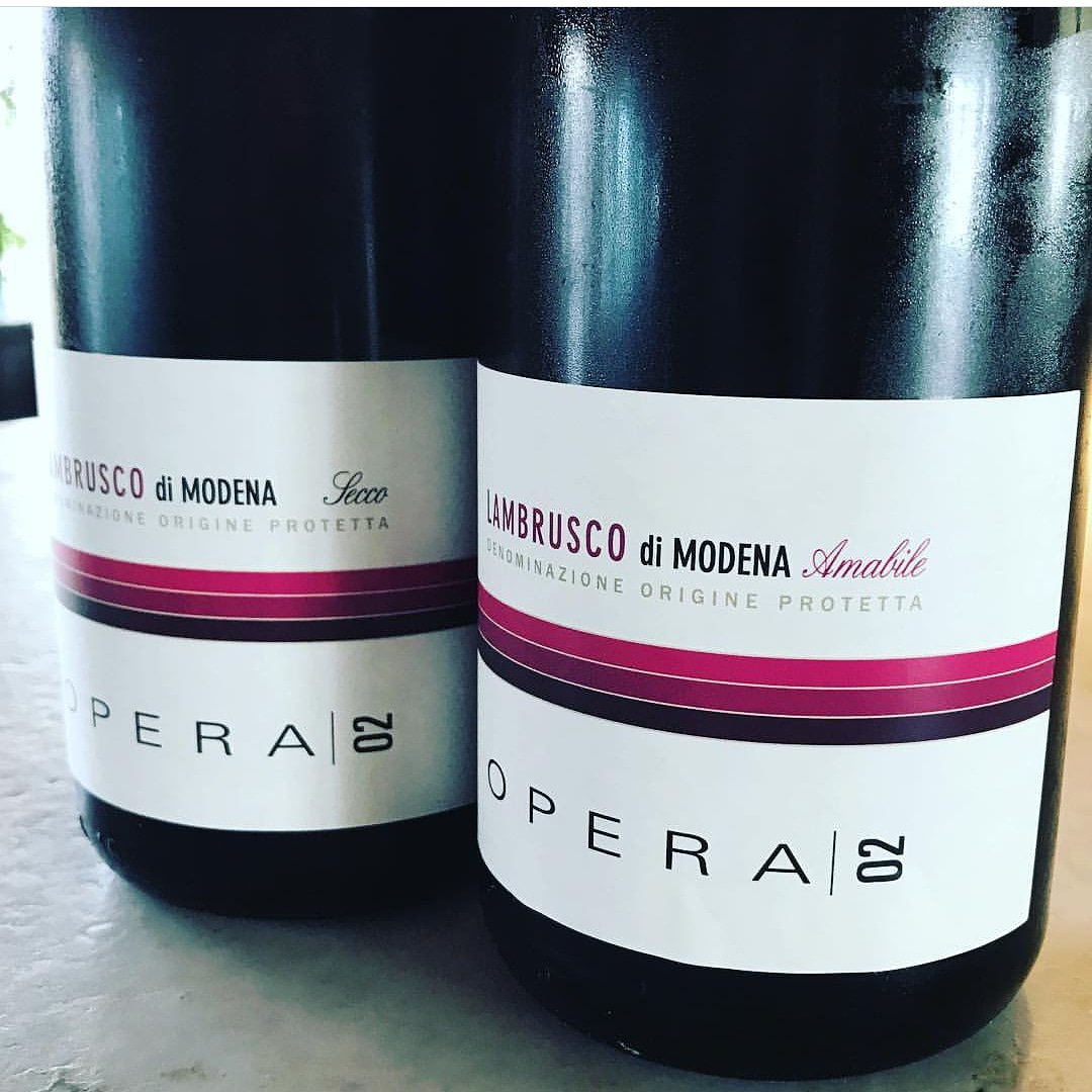 SipFineWines's tweet photo. Surprise tasting today! 4-7 pm: a crushable Lambrusco + Verdejo (Spanish white) 📷: @CoeurWineCo.
#fabulousfifthavenuefair #winetasting #theotherfifth #barclayscenter #parkslope #teamsip #sipster #lambrusco https://t.co/tVCS3fla6N