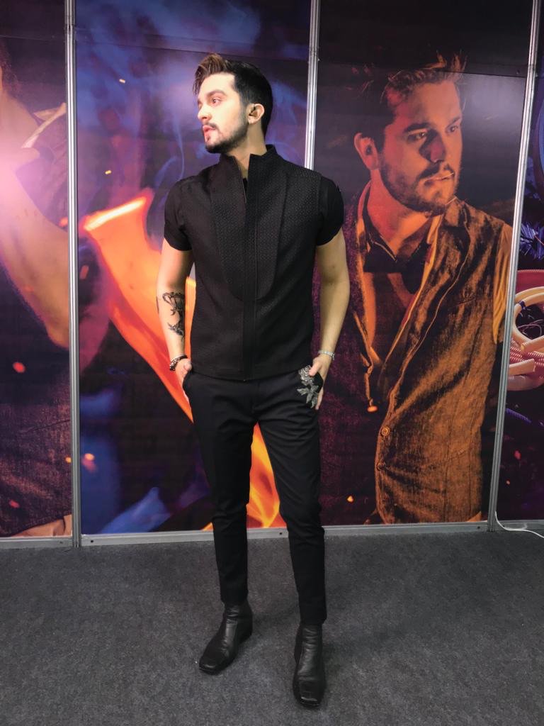 HugoGloss's tweet photo. Exclusivo! Recebam nosso Príncipe @luansantana prontíssimo pra entrar no palco agora em Salvador da gravação de “Viva”, sexto DVD de sua carreira! #EscreveAí que essa será mais uma superprodução pra gente assistir e se apaixonar direto do #Sofazinho! (Foto: Divulgação) #LuanViva https://t.co/1AbMSLyrZu