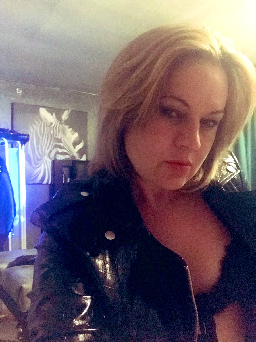 MistressAthena2's tweet photo. Home time now, it’s been a fun night in the dungeon
#YorkshireMistress
#TAMEROFmen
#FemaleSupremacy https://t.co/QW0L6w4sTS