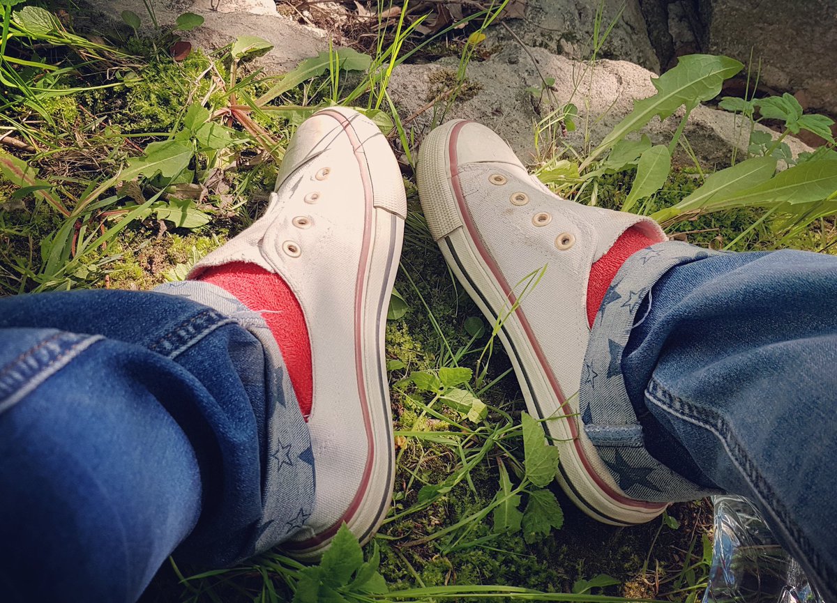 Red_Hatty's tweet photo. Ничего не хочу сказать, но похоже,что это мой второй тренд этого мая.😏🙄 #sneakers #jacket #maystyle https://t.co/DoTNbHrBEL