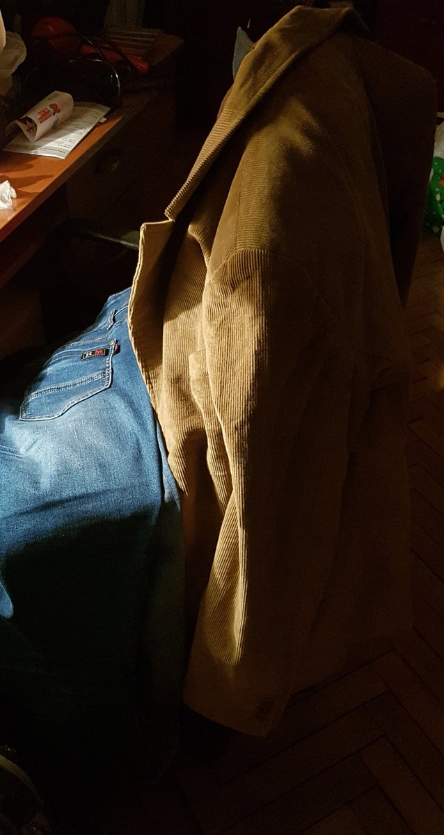 Red_Hatty's tweet photo. Ничего не хочу сказать, но похоже,что это мой второй тренд этого мая.😏🙄 #sneakers #jacket #maystyle https://t.co/DoTNbHrBEL