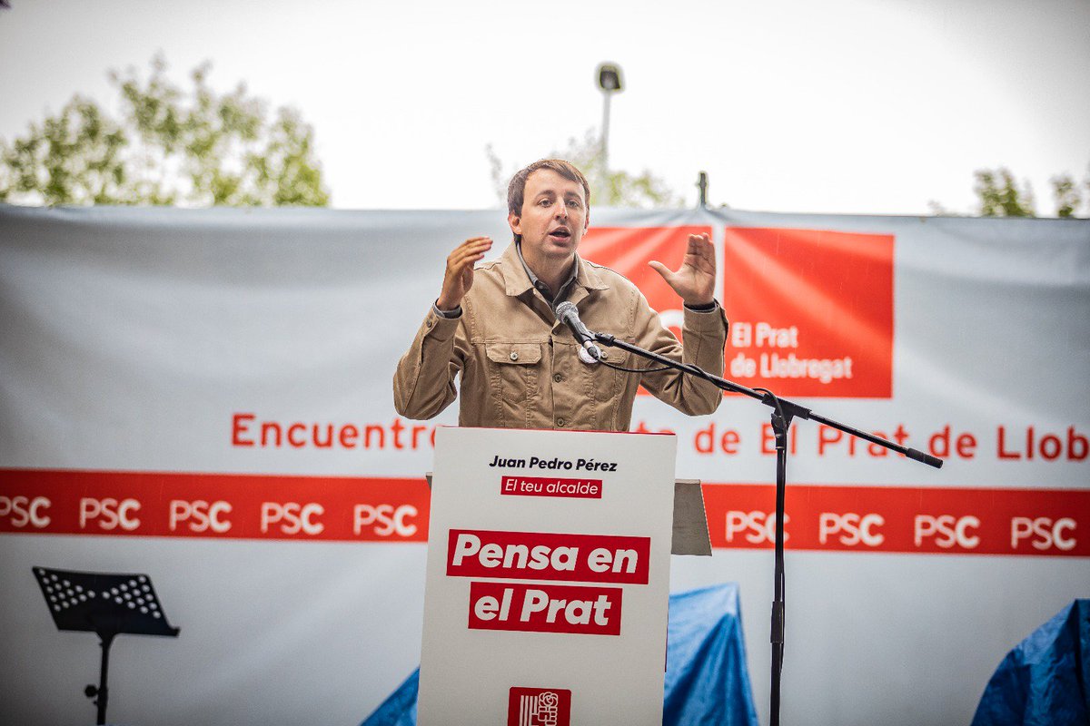 PSCElPrat's tweet photo. Gràcies als centenars de persones que ens heu acompanyat al Parc Nou. Ens ha fet un dia fantàstic! Fins que ha començat a ploure 😅Però la pluja no ens ha espantat. Els socialistes ens mullem per #elprat! 😀✊🌹
#femquepassi #tenimprojecte #JPalcalde #pensaenelprat #municiprat https://t.co/kY8XFkMUXD