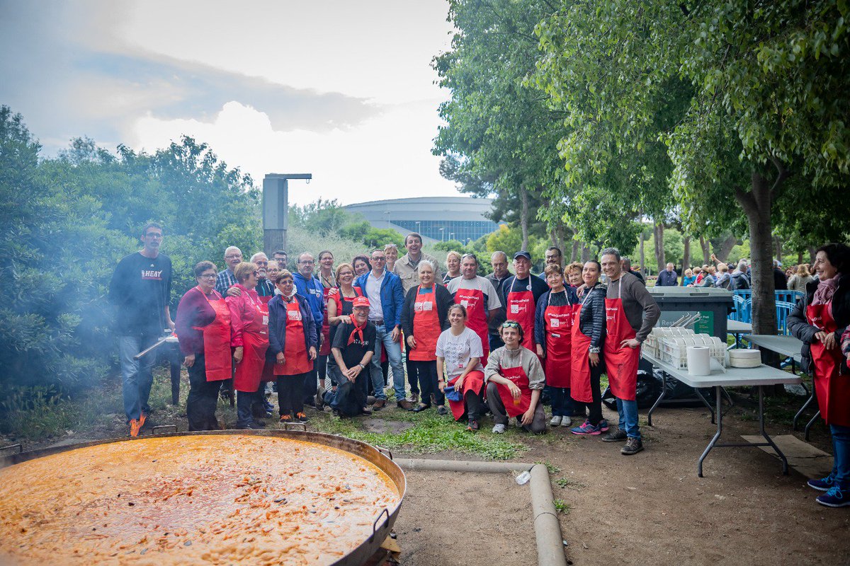 PSCElPrat's tweet photo. Gràcies als centenars de persones que ens heu acompanyat al Parc Nou. Ens ha fet un dia fantàstic! Fins que ha començat a ploure 😅Però la pluja no ens ha espantat. Els socialistes ens mullem per #elprat! 😀✊🌹
#femquepassi #tenimprojecte #JPalcalde #pensaenelprat #municiprat https://t.co/kY8XFkMUXD