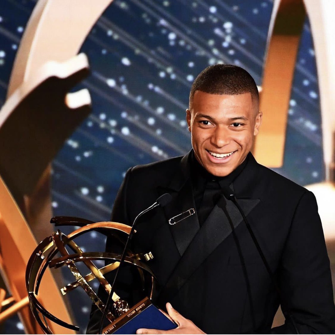 KMbappe's tweet image. 😄🔝

🏆 Joueur de l’année 
🏆 Meilleur Espoir 
🏆Équipe Type de la saison 

Un grand merci pour l’ensemble des votes et du soutien. 
Je tiens à remercier mes coéquipiers, le staff, le club et ma famille 😍