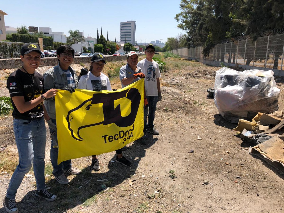 TecDroidOficial's tweet photo. El día de hoy nuestro equipo junto con algunos voluntarios, acudieron frente al Colegio Bosques para realizar una recolección de basura como parte de la campaña Limpiemos nuestro México.
¡Gracias por su apoyo!
#TecDroidGoesGreen
#MisiónLNM
#GoGreenFIRST https://t.co/WliilgjZPj