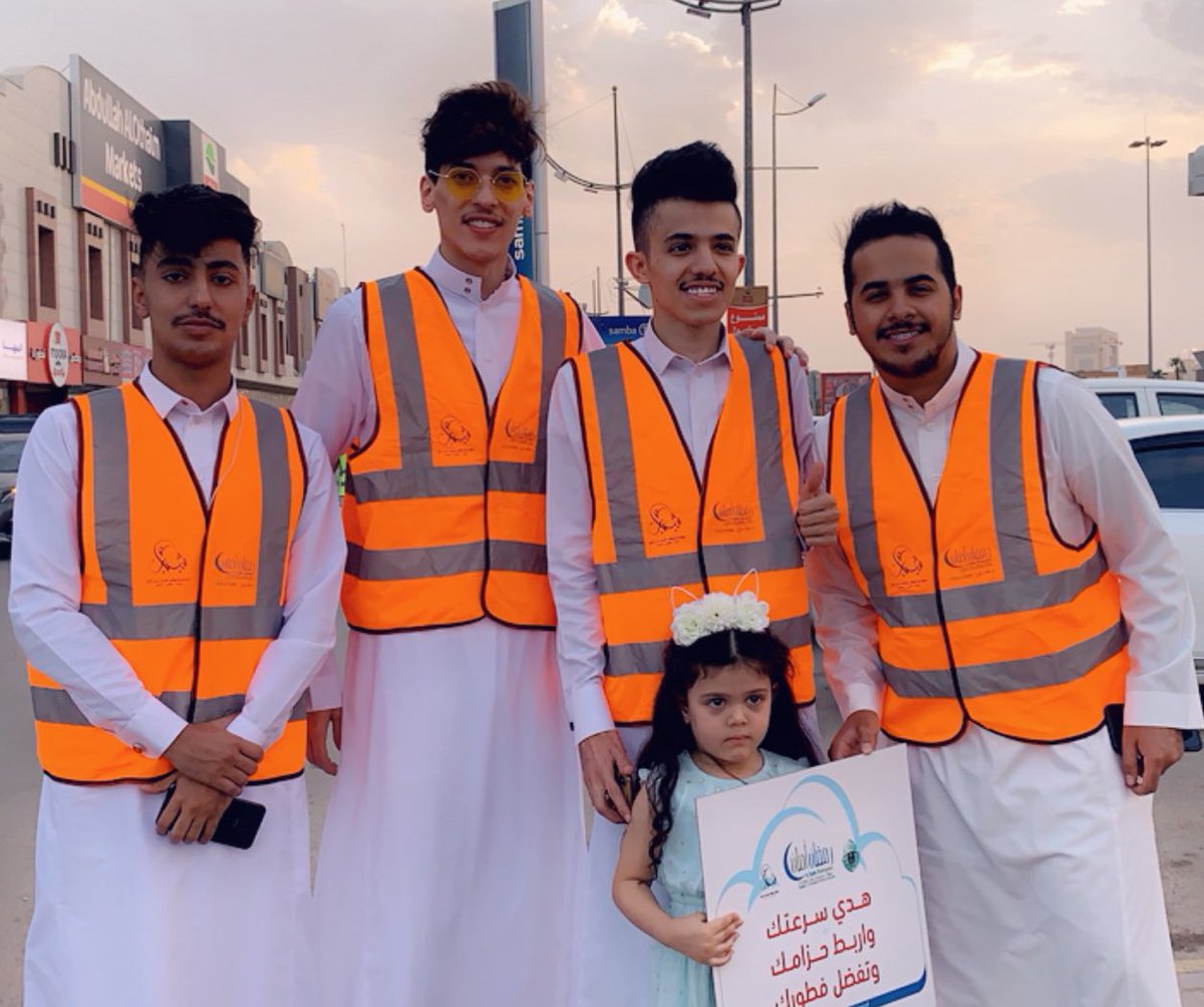 himas_s's tweet photo. من حملة بالسلامة المرورية ودعم الشباب وغرس التطوع والمشاركة بالافطار للمره الثانيه مع رمضان امان 
ربي يكتب لكم الاجر اخواني 💛💛. https://t.co/i9MNUBsue8