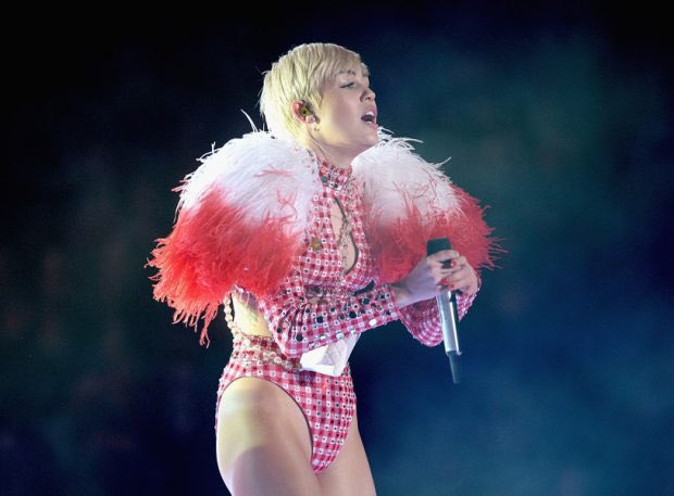 HistoryOfMiley's tweet photo. • May 19, 2014 •
Miley performing at the Odyssey Arena in Belfast, Northern Ireland on the Bangerz Tour #MileyCyrus #SHEISCOMING https://t.co/TPOevPJlEO