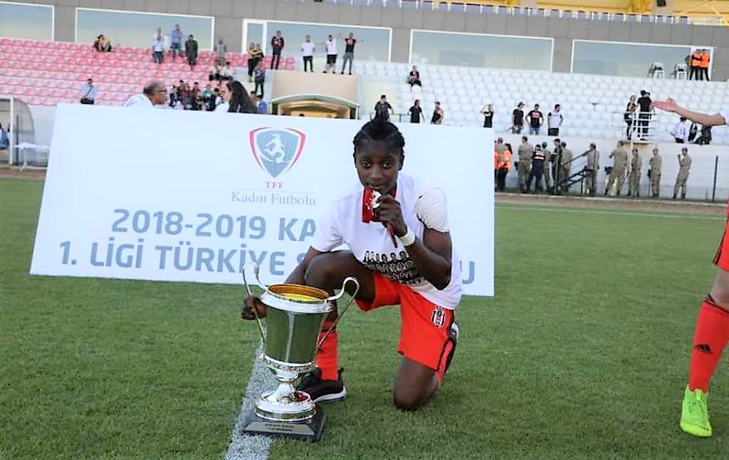 ltaagency's tweet image. La jeune malienne de 21 ans, Aïssata traoré offre à Besiktas le titre de champion de Turquie. 
-elle remporte son tout 1er trophée hors de son pays .
-elle se qualifie pour la prochaine ligue des championnes.
👏👏👏👏👏Bravo!!!!!!!
lta-agency.com/aissata-traore…

@JWsports1 @CAF_Online