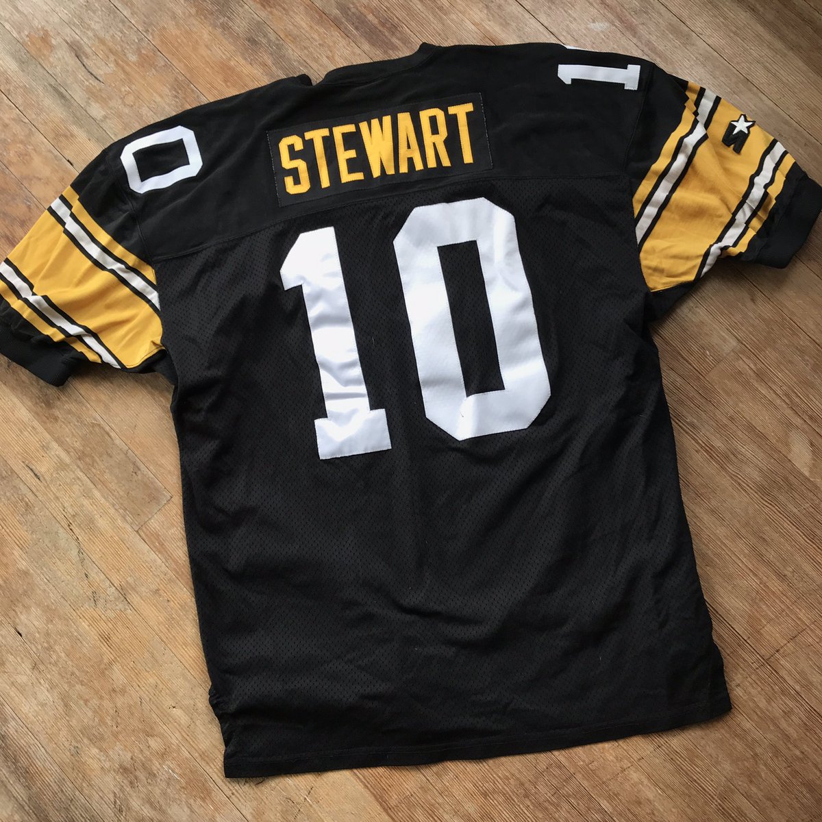 ZachFrailey's tweet image. Came upon an authentic @KSlash10 Starter jersey from 1995 today and of course it came home with me. #ClassicsNeverGoOutOfStyle