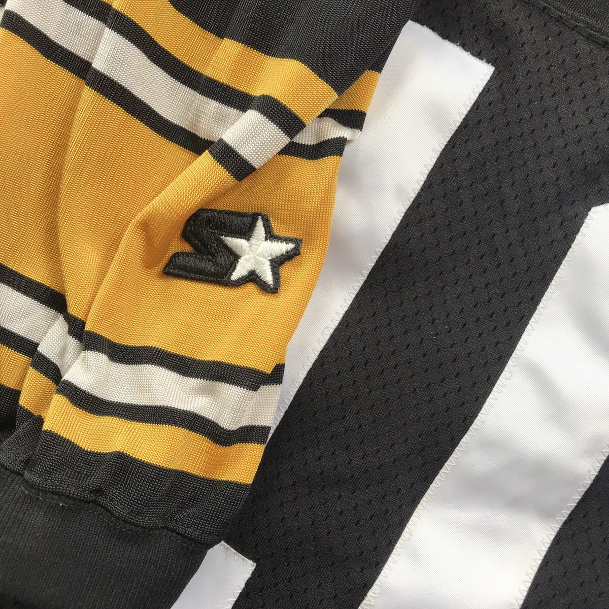 ZachFrailey's tweet image. Came upon an authentic @KSlash10 Starter jersey from 1995 today and of course it came home with me. #ClassicsNeverGoOutOfStyle