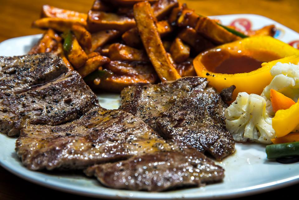 Earthfindsug's tweet photo. #VictoriaCafe has announced that they are relocated from Victoria Towers (Victoria University) to Speke Apartments #Kitante effective 1st June. The cafe offers sophistication & good #food in the heart of #Kampala at pocket friendly prices. For details call 0702711473. #Foodies https://t.co/yPHeVGgWhd