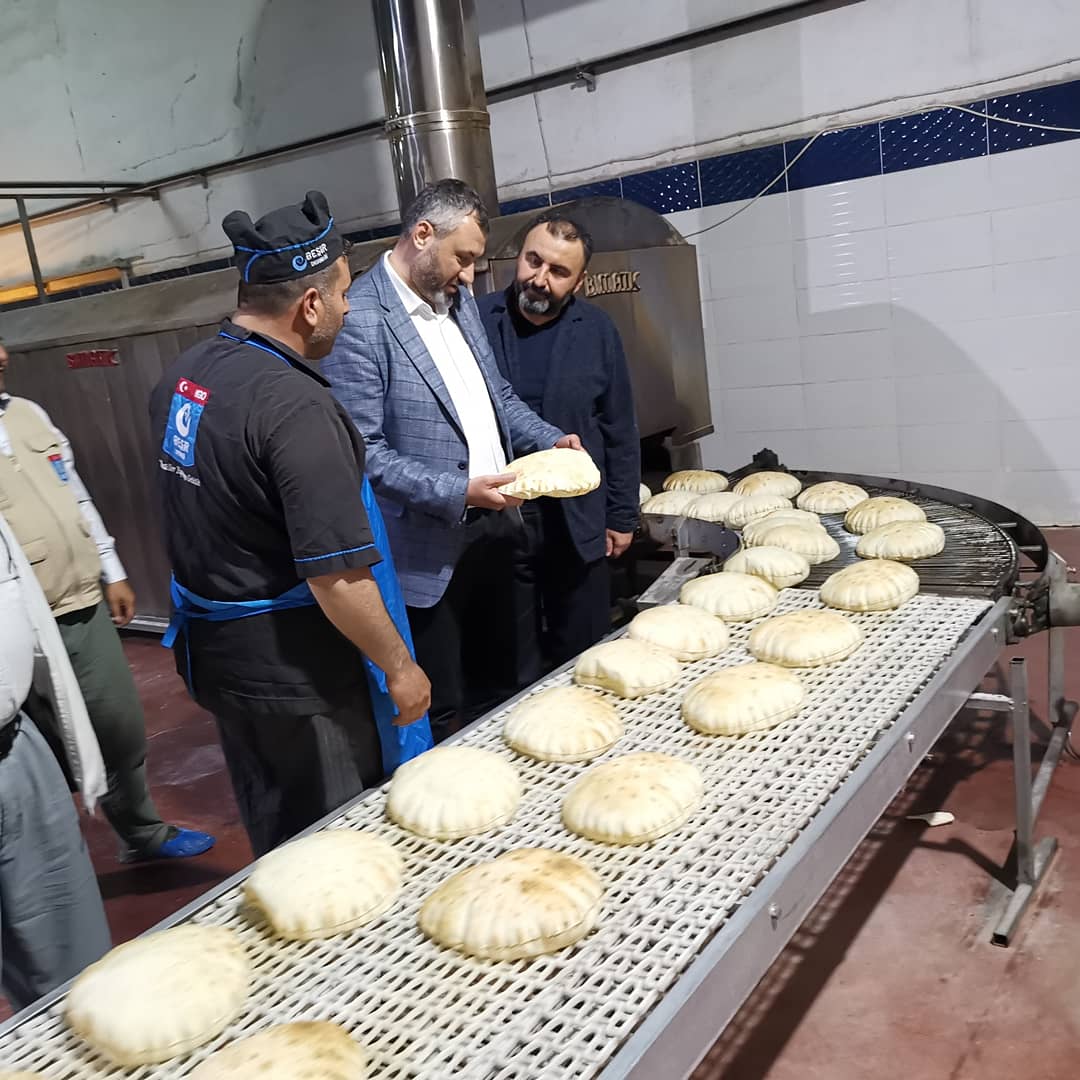 FatihSariyarTR's tweet photo. Hayırlı Sahurlar.

Beşir Derneği Ekmek Üretim Tesisinde imaltı yerinde incelemek ve arkadaşlarla sahur yapmak için Kilis'teyiz.

Sahur vakti ürettiğimiz bu ekmekleri yarın Suriye kamplarında dağıtımına da nezaret edeceğiz.

Emeği ve katkısı geçen herkese teşekkür ediyorum.🌹 https://t.co/0OzMX3Xm6A