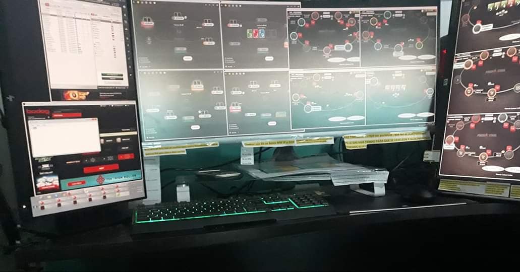 darkipoker's tweet photo. Despues de sufrirla un poco para configurar bien el setup de 3 monitores , ya lo tengo listo! , que se cuiden mas arriba porque voy con todo ;).
#poker #pokerstars #3monitors #pokersetup #pppoker #bodog #peru #newsetup #razer https://t.co/EsJcnWqhR1