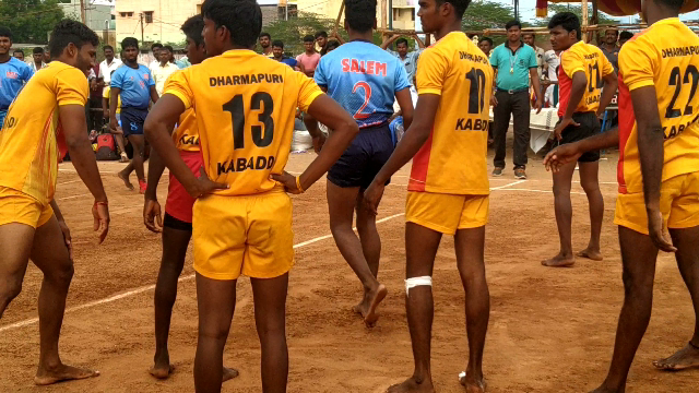 kalidasan_GK's tweet photo. சேலம் மாவட்டத்தில் தலைசிறந்த அணியும் சாமியப்பா பிரதர்ஸ் அணிக்கும் தர்மபுரி மாவட்டத்தை சேர்ந்த அக்னி சிறகுகள் என்றபடி அணைக்கும் அட்டகாசமான முறையில் நடந்த காலிறுதி போட்டியில் வீடியோ தொகுப்பு:https://t.co/ihqTTWGWXY          #kabaddi #kabaddimatch #kabaddivideo #channelgk #gkkabaddi https://t.co/fSLABzvI0L