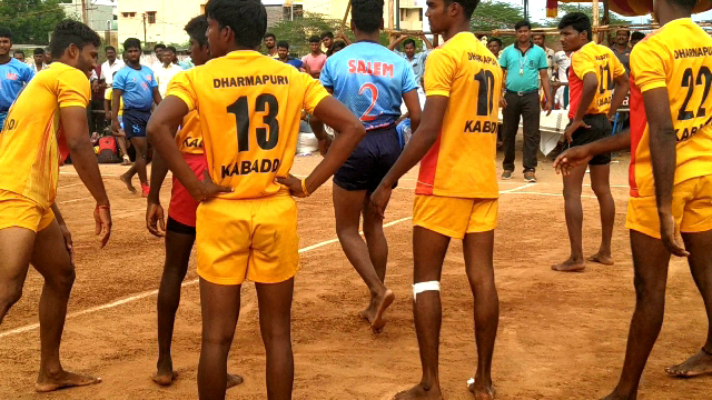kalidasan_GK's tweet photo. சேலம் மாவட்டத்தில் தலைசிறந்த அணியும் சாமியப்பா பிரதர்ஸ் அணிக்கும் தர்மபுரி மாவட்டத்தை சேர்ந்த அக்னி சிறகுகள் என்றபடி அணைக்கும் அட்டகாசமான முறையில் நடந்த காலிறுதி போட்டியில் வீடியோ தொகுப்பு:https://t.co/ihqTTWGWXY          #kabaddi #kabaddimatch #kabaddivideo #channelgk #gkkabaddi https://t.co/fSLABzvI0L