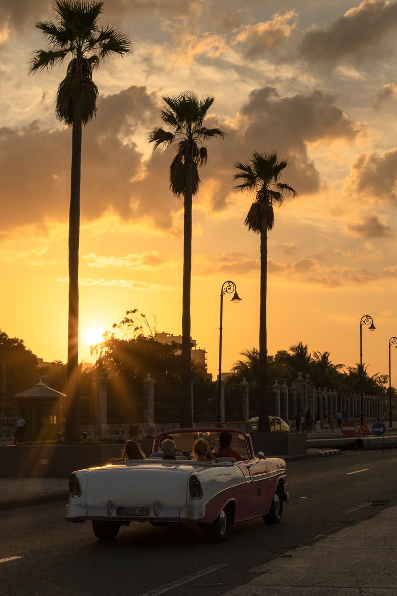 Ko Chimin Havana Sunsets Cuba Havana Habana Havanavieja Classiccar Sunsets Travel Tourism Vieja Turismo Puestasdesol キューバ ハバナ マレコン通り 街角スナップ 旅行 海外旅行 アメ車 夕日 夕焼け ブエナビスタ 古巴 年来