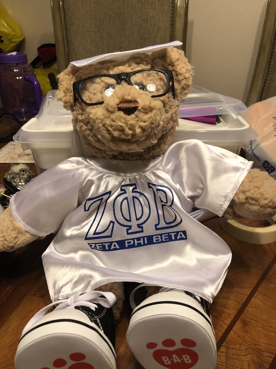 Kais_Kreations's tweet photo. First Round Of Graduation Caps! 🎓 #graduationcap #graduationcapsdecorated #lsugraduation #classof2019 #zetaphibeta #flowers #mirror https://t.co/Cv749m9dcT