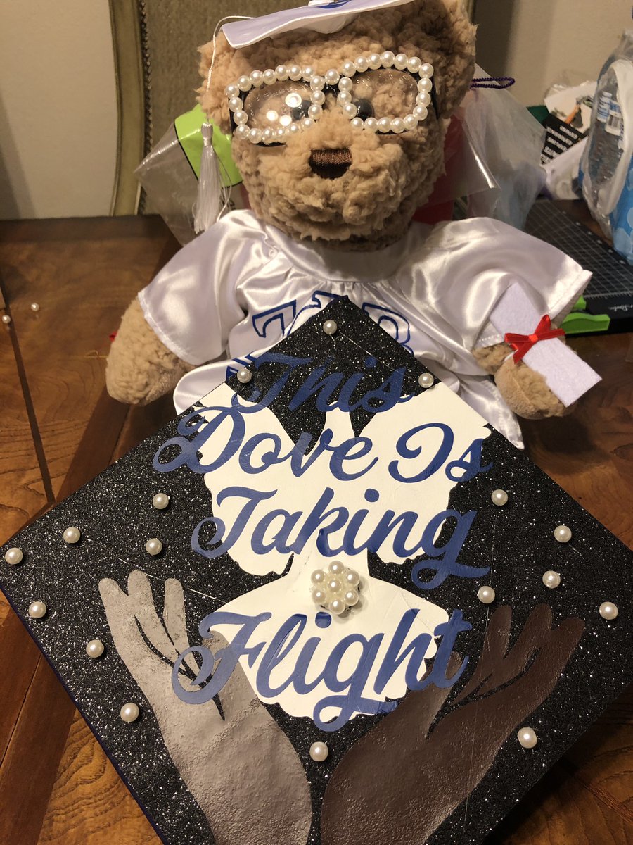 Kais_Kreations's tweet photo. First Round Of Graduation Caps! 🎓 #graduationcap #graduationcapsdecorated #lsugraduation #classof2019 #zetaphibeta #flowers #mirror https://t.co/Cv749m9dcT
