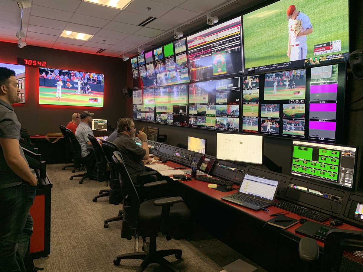 bobbeaux70's tweet photo. And we’re live here in Louisville, KY on @ESPNU #L1CF @accnetwork #WeDoThis https://t.co/63VI9kPkHi