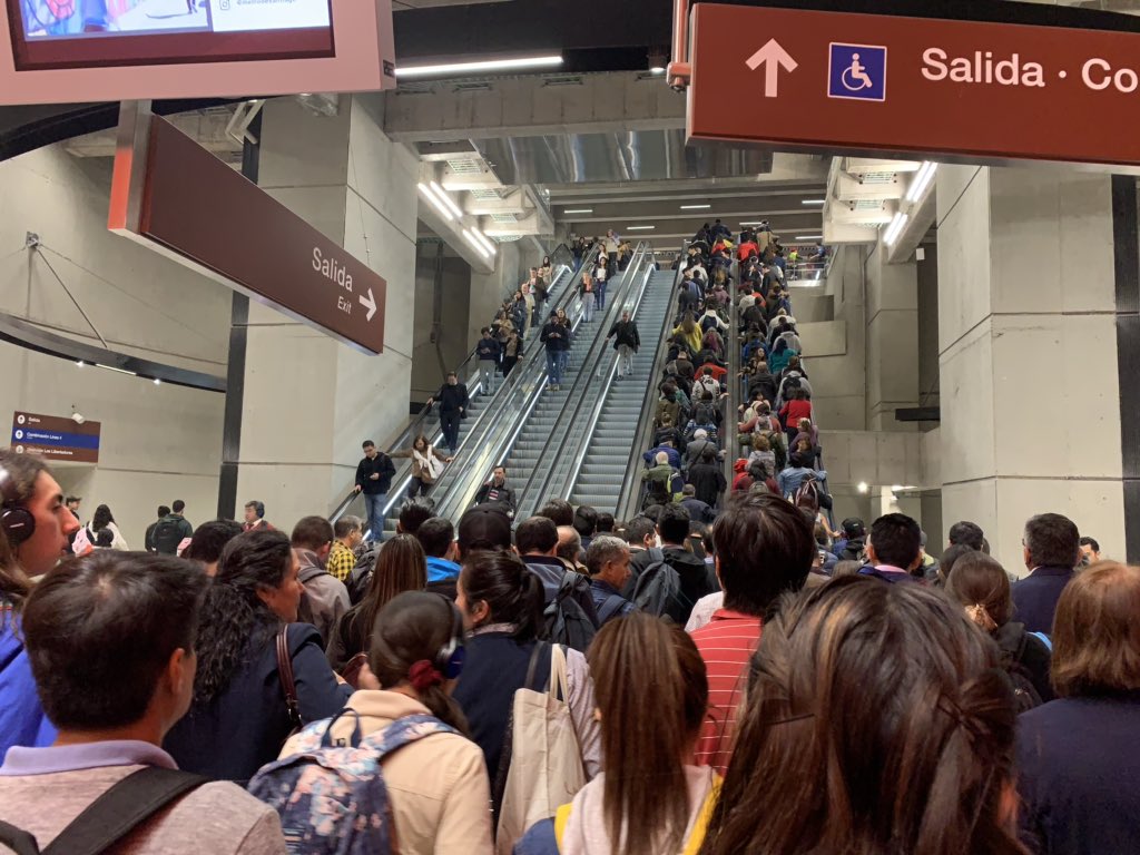 Juecart's tweet photo. @metrodesantiago pls nos podrían explicar su lógica para decidir el sentido de las escaleras!? #PlazaEgaña #L3 #FocoEnElCliente #TxD #TransformacionDigital #7May #Chile #LoHacemosPesimo https://t.co/GaRD6GnwJQ