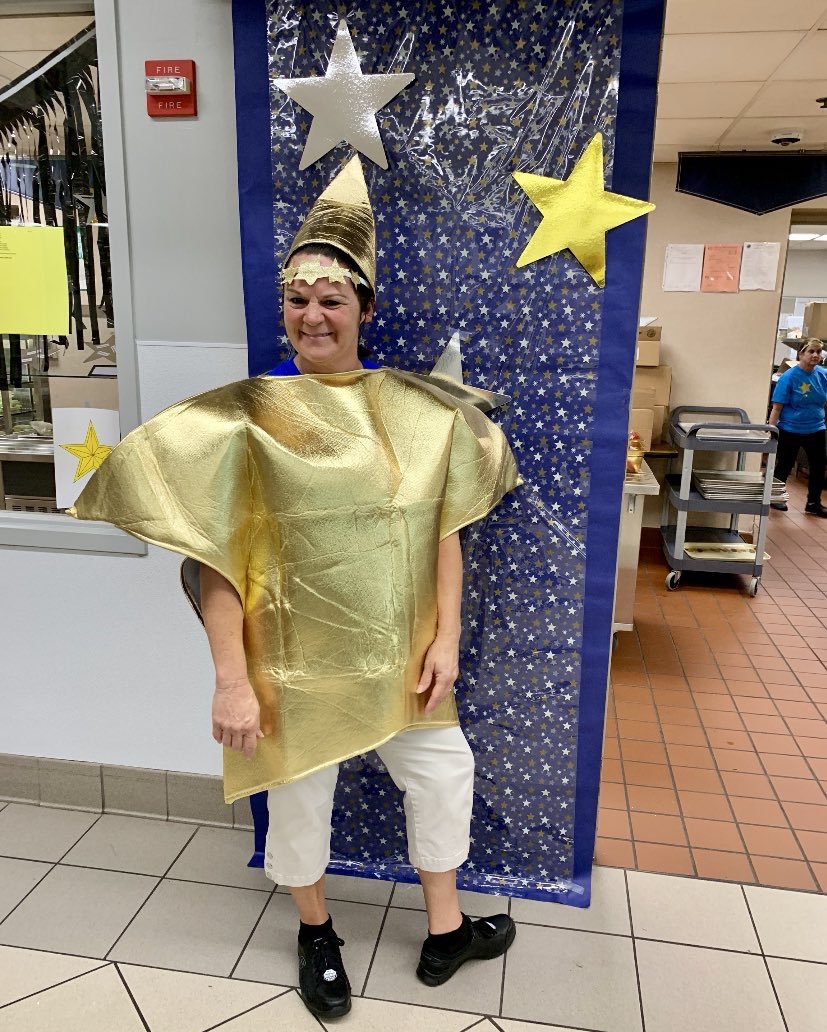 giantsnutrition's tweet photo. Westlake Elementary School was SHINING BRIGHT today with their star themed lunch! How fun! Even the students got to help decorate!
#ManagersChoice #NSLP #ThemedLunch #GiantsNutrition #WeAreWayne #StarFruit https://t.co/lF3gIFePzc