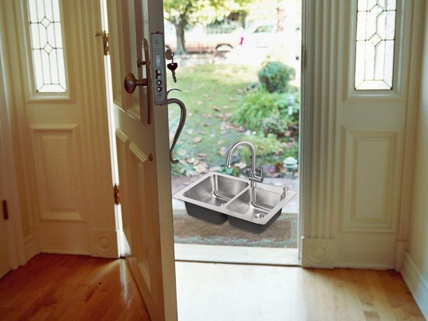 Нельзя открывать дверь незнакомым. Парень у двери. Смешные входные двери. Женщина в дверях. Я уже у двери открывай.