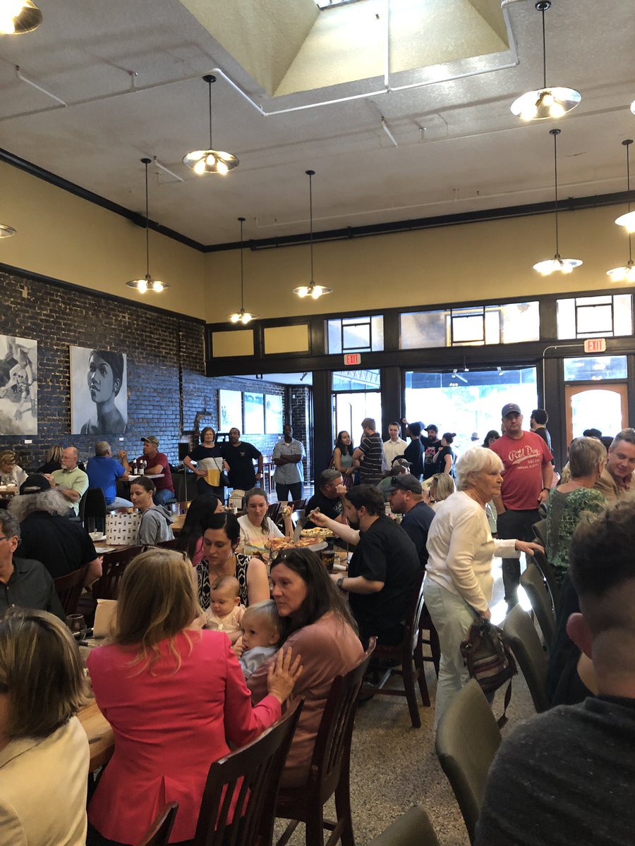 BrendaBoydston's tweet photo. THIS is Crispy’s AND Springfield! The news @ActionNewsJax should be here tonight to see the support #historicspringfield has for its businesses. @BethANJax https://t.co/6pWjvL1n16