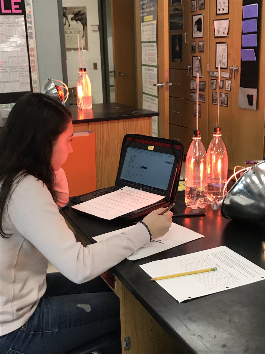 Looking at CO2 levels and the greenhouse effect in science today!  #Hollistoninnovates 👩🏼‍🔬👨🏽‍🔬🌲🌞🌎
