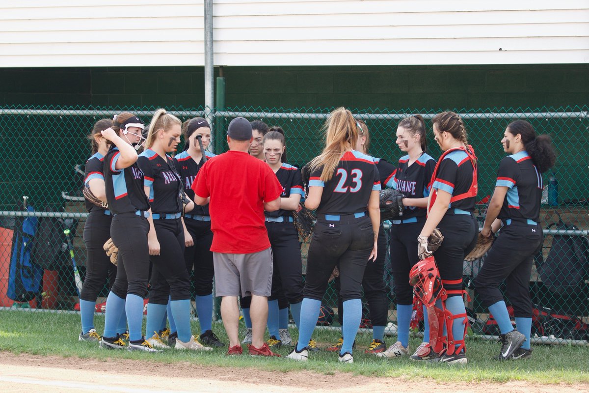 _mcknightst's tweet photo. I wish I could have stayed longer but here are a few softball pics @AviatorSoftball #hitlikeagirl https://t.co/ZhET7ekuOK
