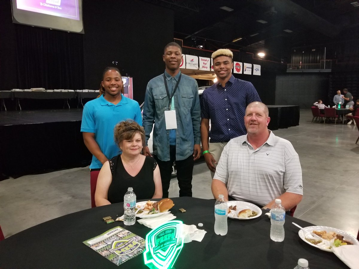 workingman2022's tweet photo. I would like to personally thank my guy @reeves_bryant and his sweet wife Ms. April for spending quality time with our community to help make the @shawneenewsstar Best of Preps Awards a quality event!
@IamDeAndreLove @jayeasley01 @Kentbush @jaylonorange https://t.co/yxf6VETnbP