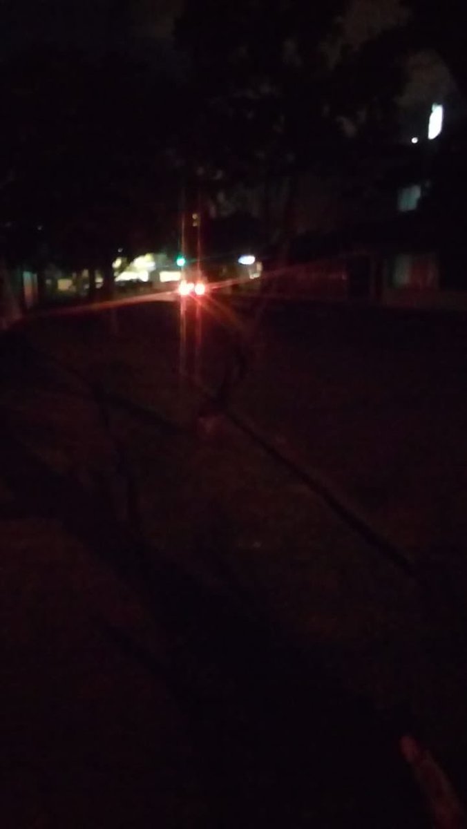 mlhidalgo's tweet photo. Por favor, ayuden con el alumbrado público, barón de Carondelet y Villalengua, la oscuridad ayuda a la delincuencia @ElectricaQuito Por favor no me pidan número de suministro pues hay luz en casa, NO HAY LUZ EN LA CALLE https://t.co/oIhRcTO1Dy