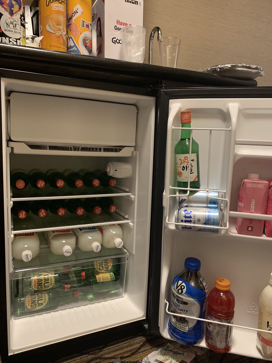 thesojusofties's tweet photo. This is what our hotel fridge looked like over the #BTSxRosebowl weekend
.
We live up to our name, to say the least #drinkresponsibly #gooddaysoju #jinrochamisulsoju #hiteextracold #beatboxbeverages #kooksoondangmakgeolli https://t.co/Ld4ipEAiMx