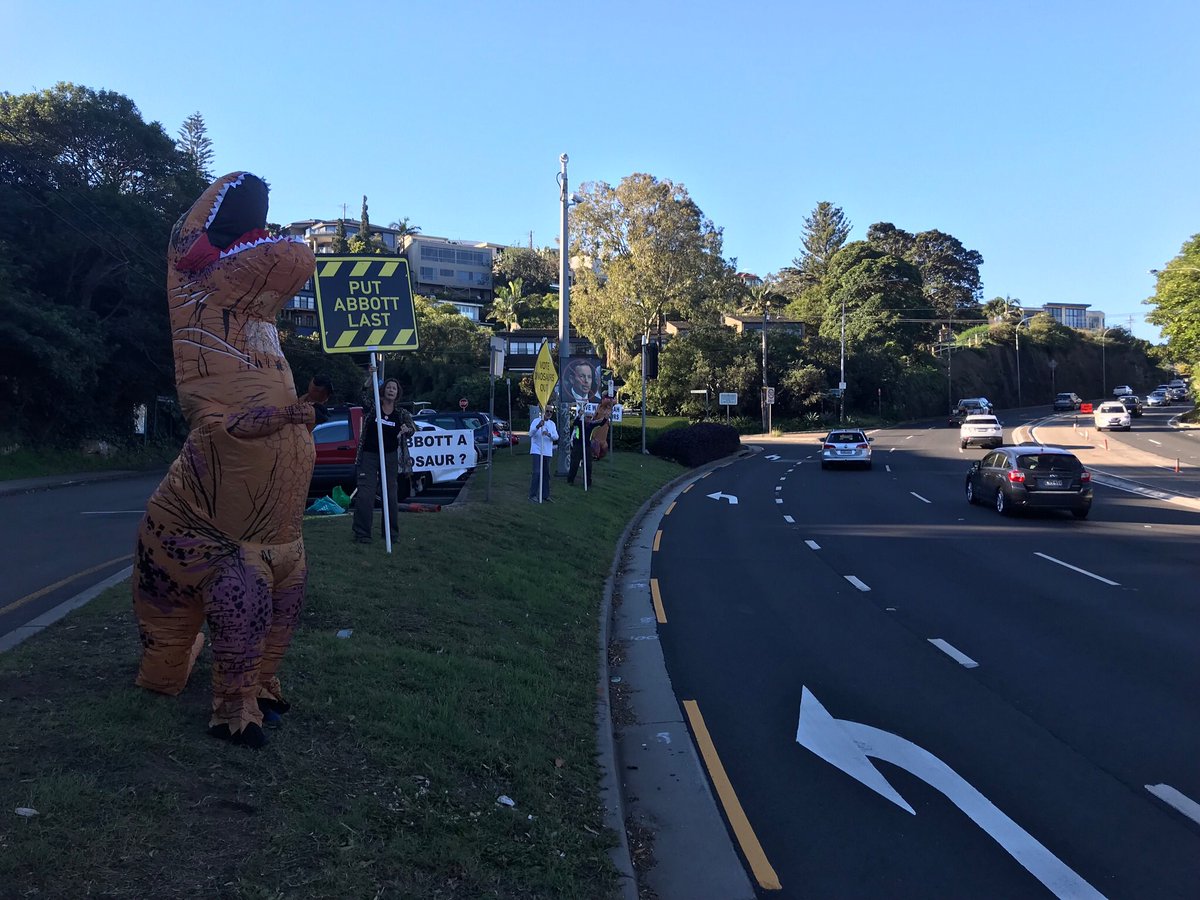 warringah19's tweet photo. #tonysauruswrecks is very quantitative #dinosaur! Hereโs the scores from Tues arvoโs #spitbridge outing: 8 ๐ vs 10 ๐คฌ; 88 ๐ vs 6 ๐; 74 ๐ vs. 10 ๐; and >300 honks. If the electorateโs as enthused as #warringah drivers, weโre on track to #votetonyout! #warringahvotes #auspol https://t.co/bCIENuSCg7