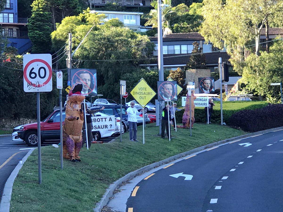 warringah19's tweet photo. #tonysauruswrecks is very quantitative #dinosaur! Hereโs the scores from Tues arvoโs #spitbridge outing: 8 ๐ vs 10 ๐คฌ; 88 ๐ vs 6 ๐; 74 ๐ vs. 10 ๐; and >300 honks. If the electorateโs as enthused as #warringah drivers, weโre on track to #votetonyout! #warringahvotes #auspol https://t.co/bCIENuSCg7