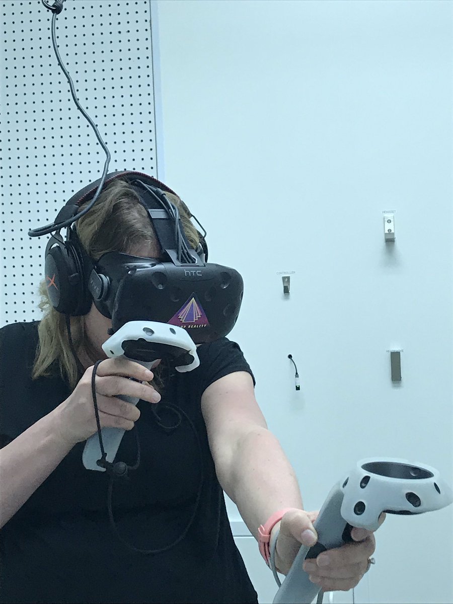 sehl_julie's tweet photo. Nothing better than to end a day of training/learning with a virtual reality experience. #financialplanning #beingECNO @BarbatBMO @dwallansBMO @ckirkw @remodipaolo1 @RobCliff12 @jen_banfield @dpguzzo https://t.co/IZxzw6rvcy