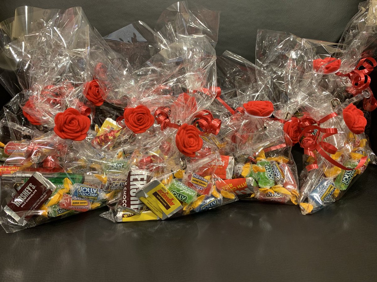 NypbmhI's tweet photo. A little more “GRAD Party” fun 🤓♥️🤪🎉📚 &amp; an early CONGRATS to RN Kristi DelaCruz winner of the Infill 6 Nurse Preceptor Award #Classof2019 #Infill6 #NYPSpiritDay #NYPBrooklyn #BigSmilesBigHearts #WeGotSpirit #NursesWeek2019 https://t.co/zZpO5qzeCo
