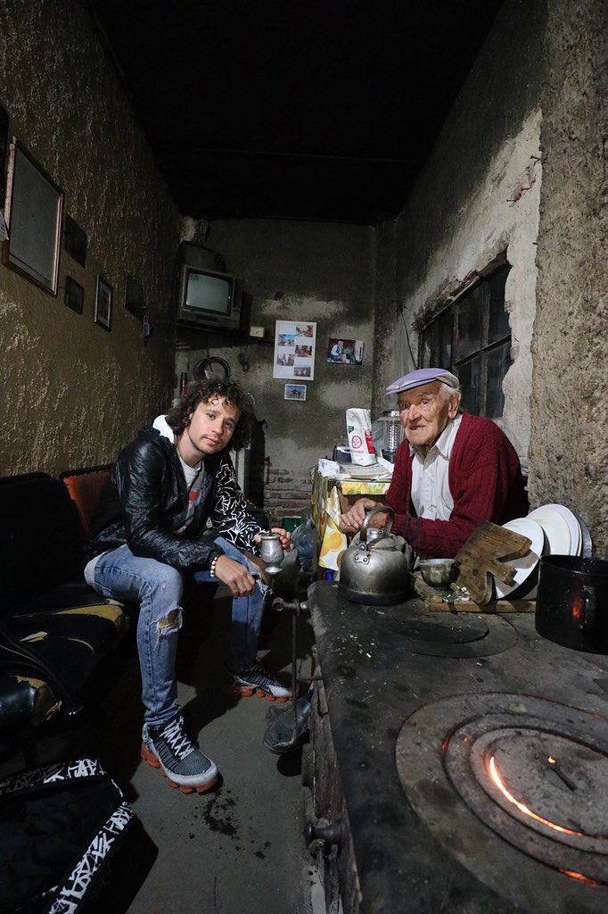 Él es Don Pablo, el hombre que tiene una ciudad entera para él solito.

Vive en Epecuén, comunidad que hace 34 años se inundó por un desastre natural.

Lo único que impide que ésta sea una ciudad fantasma es él, y su perro. Gran experiencia compartir con él.