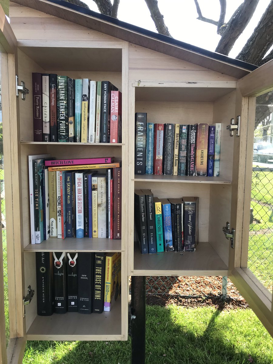 KingsleyLfl's tweet photo. Tuesday #shelfie 

#yyj #saanich #littlefreelibrary https://t.co/DZsC20BDDr
