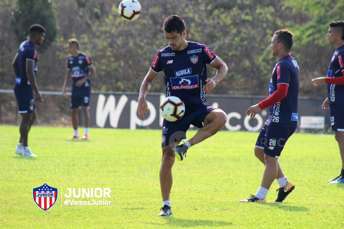 JuniorClubSA's tweet photo. ⚽️🏃🏻‍♂️| ¡Con todo ante Melgar!

El plantel realizó el último entrenamiento antes de enfrentar el último partido de la fase de grupos de la #CONMEBOLLibertadores🏆, conseguir la victoria nos da el cupo a la @Sudamericana, vamos por eso.

📸: Mira las imágenes.

#VamosJunior🔴⚪️🔵 https://t.co/ZY7gMbxxUm