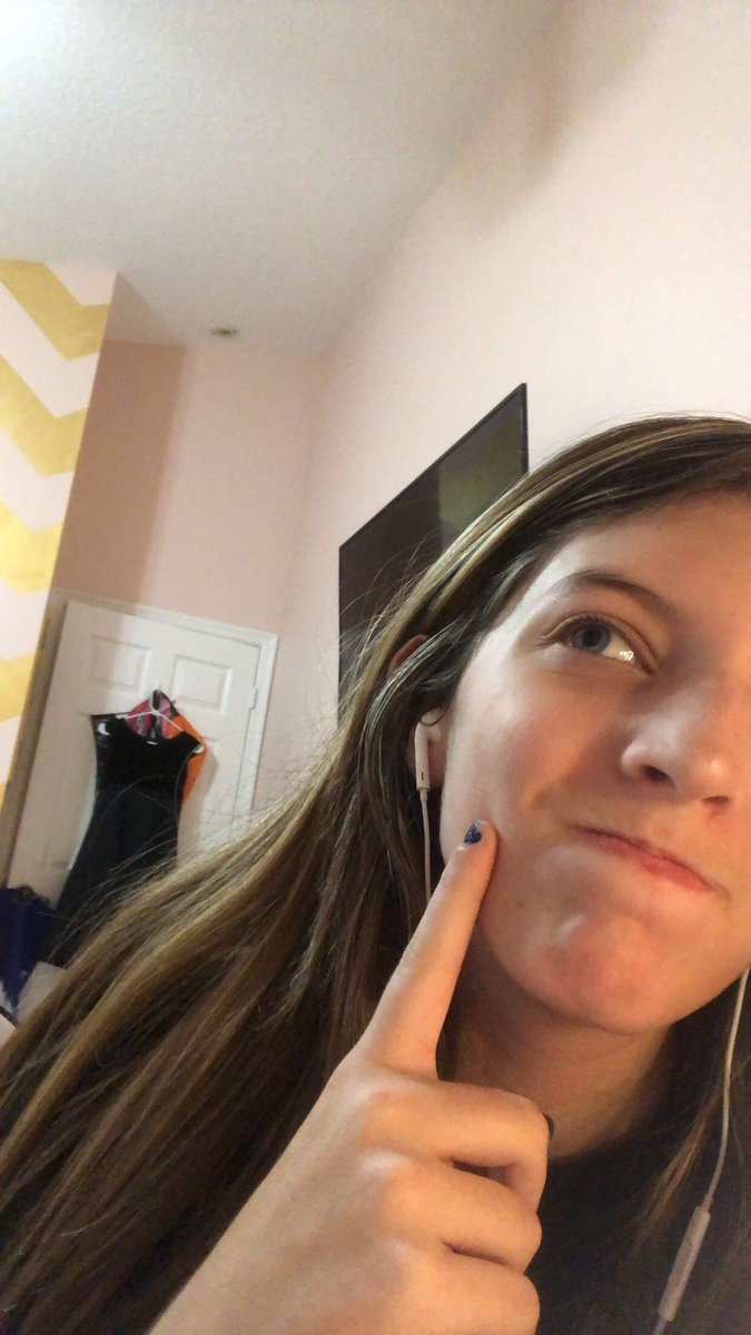 taydreamingtss's tweet photo. @taylornation13 What else would I be listening to other than #ME to do my homework ?! I swear it really helps me focus so much more π¦πβ¨ @taylornation13 @taylorswift13 https://t.co/0TW0WMXEv0