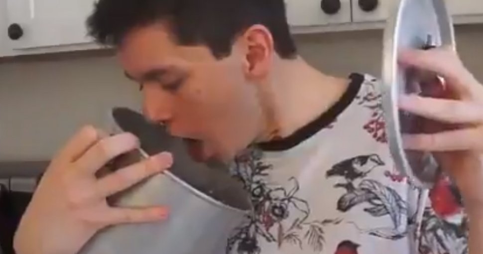 CaracolTV's tweet photo. Vía @Regias
#PotChallenge, el reto viral que consiste en gritar dentro de una olla para escuchar el eco
https://t.co/NRq9qdBc67 https://t.co/UEkeC3rYBb