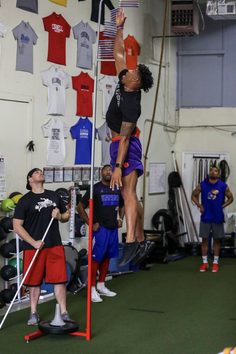 TopSpeedLLC's tweet image. So this happened today;
Clemson linebacker Isaiah Simmons broke the previous gym record with this 11’10” max jump today.
To provide some context that would’ve been the #1 leap @ the 2018 NBA Combine for a player under 6’4” (the avg height of players who went 11’10”+ was 6’9”).