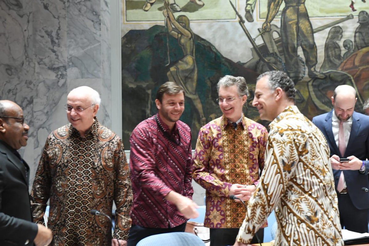 Kemdikdasmen's tweet photo. Bangga! #SahabatDikbud, Indonesia untuk pertama kalinya memimpin sidang Dewan Keamanan PBB, Selasa (7/5). @Menlu_RI Retno Marsudi memimpin langsung sidang yg diwarnai dengan “Diplomasi batik". Sebagian besar anggota yg hadir mengenakan batik dengan beragam corak. https://t.co/bBnpsQiFah