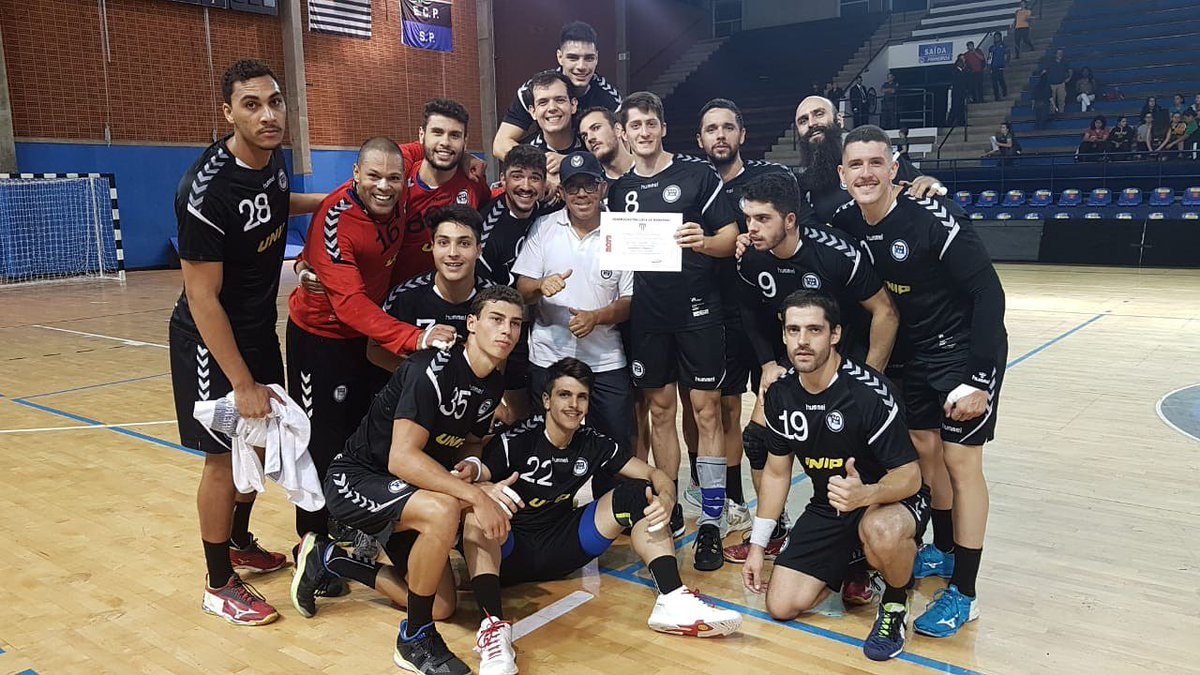 100% de aproveitamento no Campeonato Paulista de Handebol. ✔️

No famoso #ClassicoDaRua, os pinheirenses ganharam da equipe do Hebraica por 43 a 19. Destaque para o ponta Arthur Peão, artilheiro do jogo  que marcou 7 gols na noite dessa terça-feira no Villaboim. #GoPinheiros