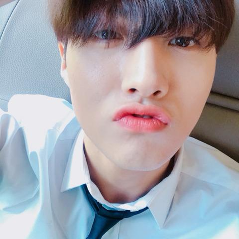 mwah mwah to no one bc no one likes me :,)