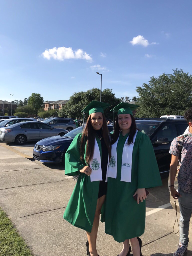 makaylajimenez_'s tweet photo. closing an amazing chapter, and opening an even better one 🎓. https://t.co/Nj093Y7fRH