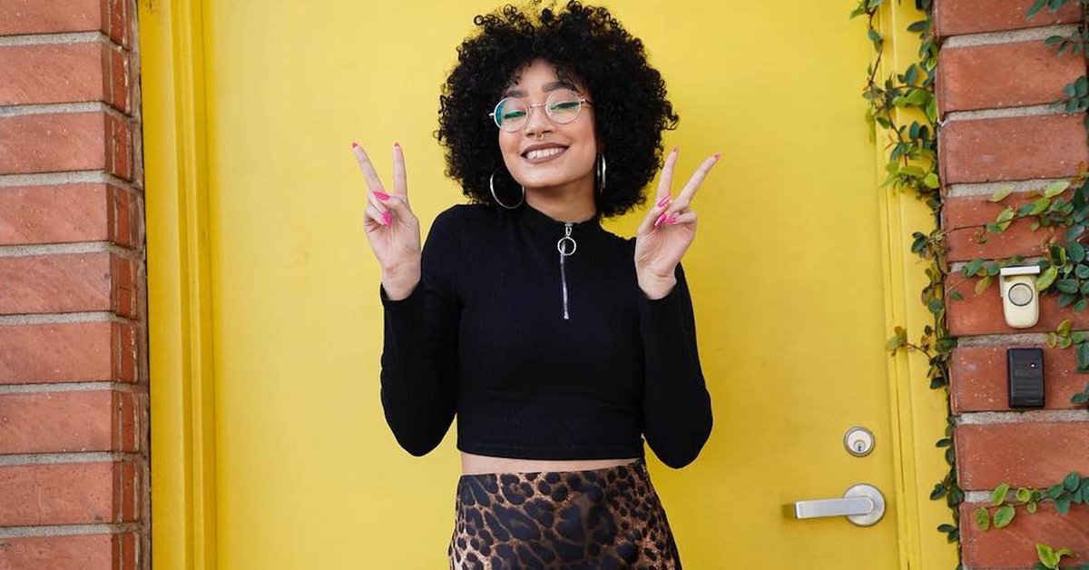 First of all, it’s ridiculous that Mari Jones needs to be saved this early! She is young, fresh, super-stylish, and has a FABULOUS voice—all things #TheVoice needs in this subpar season. America, please #VoiceSaveMari!! @MariJones
