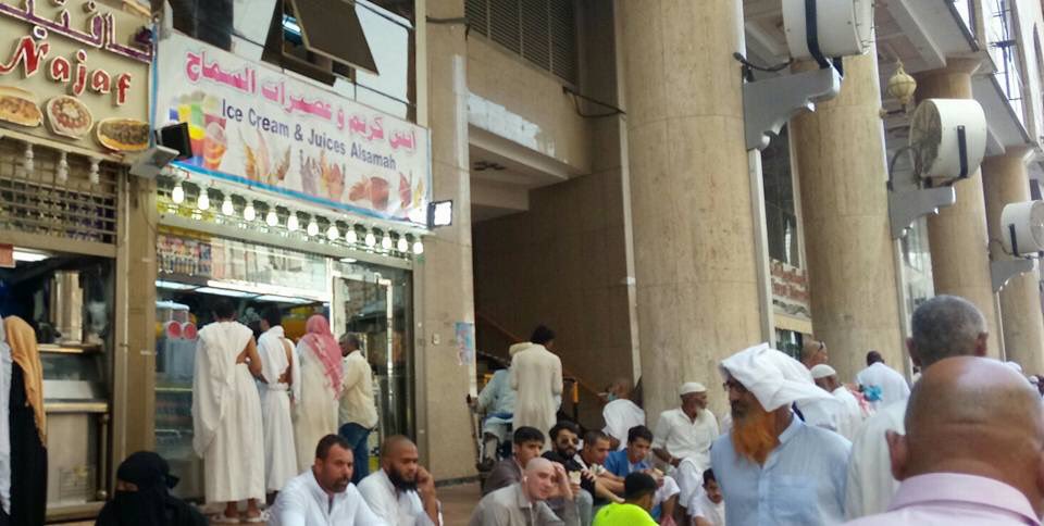 muchlis_ar's tweet photo. Ramadhan di sekitar Masjidil Haram. Warung-restoran buka seperti biasa. Tidak ada polisi syariah yg ngganggu mereka. 

~Pejabat pemda dan ormas2 yg suka razia, mungkin lebih Islam dari Islam. 😜 https://t.co/CpxU4b2IL7