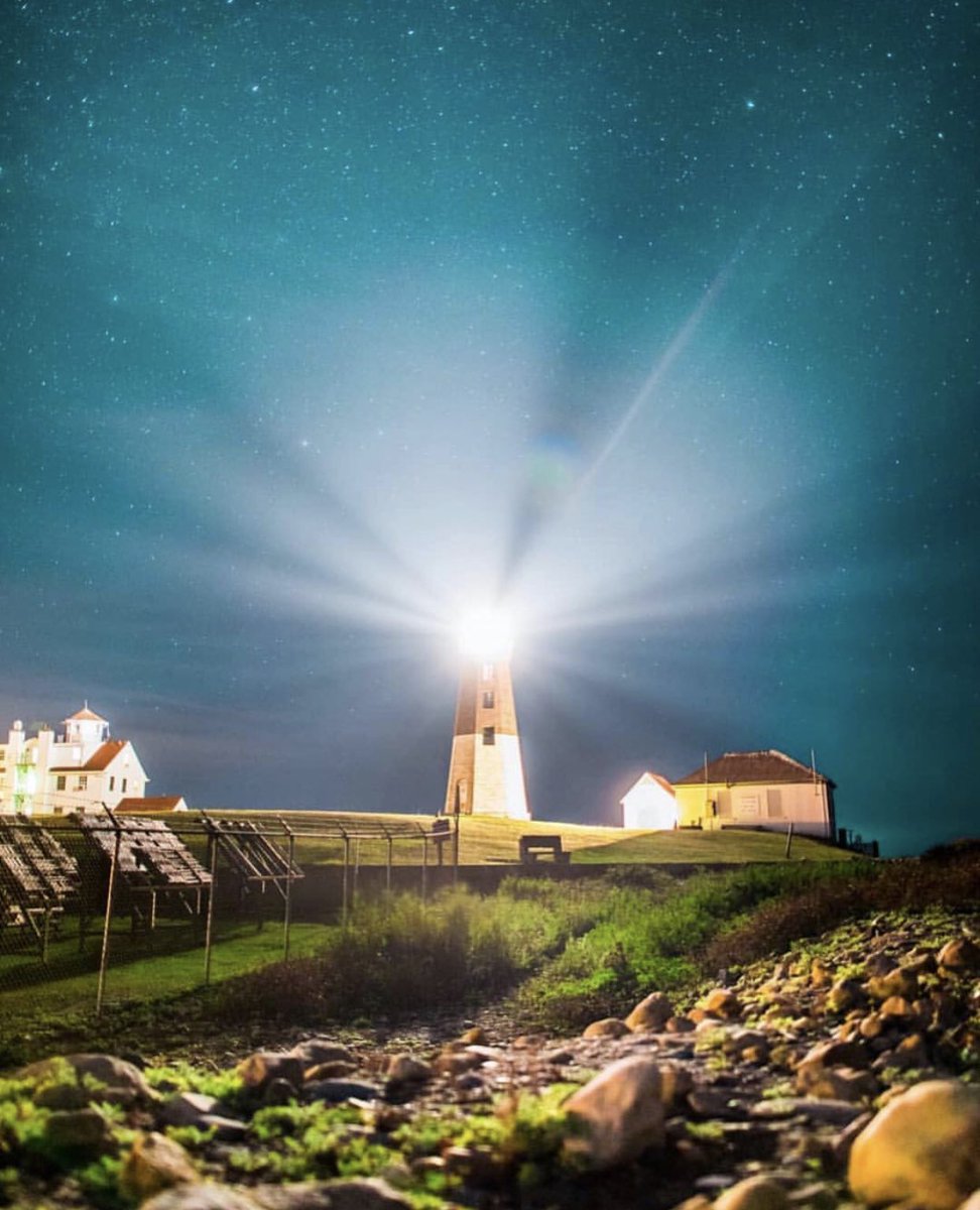 The Point Judith Lighthouse. #pointjudithlighthouse #pointjudith #narragansett #rhodeisland #rhodylife #southcountyri #newengland #whatsgoingoninrhodeisland 🌊🚤💡⚓️⛴📷: psachno