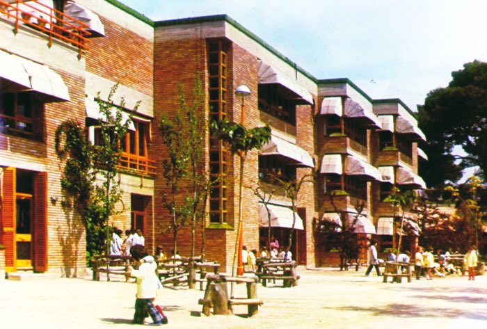 fraisku's tweet photo. #MiercolesEnladrillado
‘Escuela Garbí’ , 1965
en
#Esplugues_de_Llobregat
#Barcelona
de
MBM Arquitectes:
#JosepMartorell (1925-2017)
#OriolBohigas (1925)
y
#DavidMackay (1933-2014) https://t.co/qVgKQYauAt